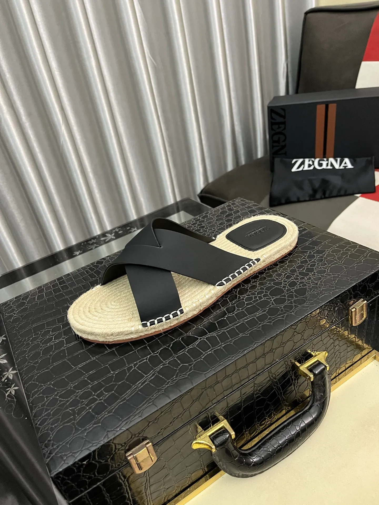 Men's shoes 💰320⌚️⌚️《HERMES》Hermès 💁♂️Men's casual slippers, compare the quality at the counter🧚🏿♂️ The upper layer has a stone pattern with clear texture, showing high-end, high-end, comfortable to wear and versatile. Purely hand-pulled, raw rubber breathable outsole, breathable and comfortable lambskin lining, 100% comfortable density, original rubber outsole wear-resistant code number 38-44. Can be customized 45-46-47
